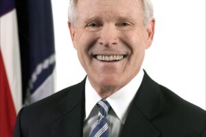 Honors Spring Convocation to Welcome Secretary Ray Mabus